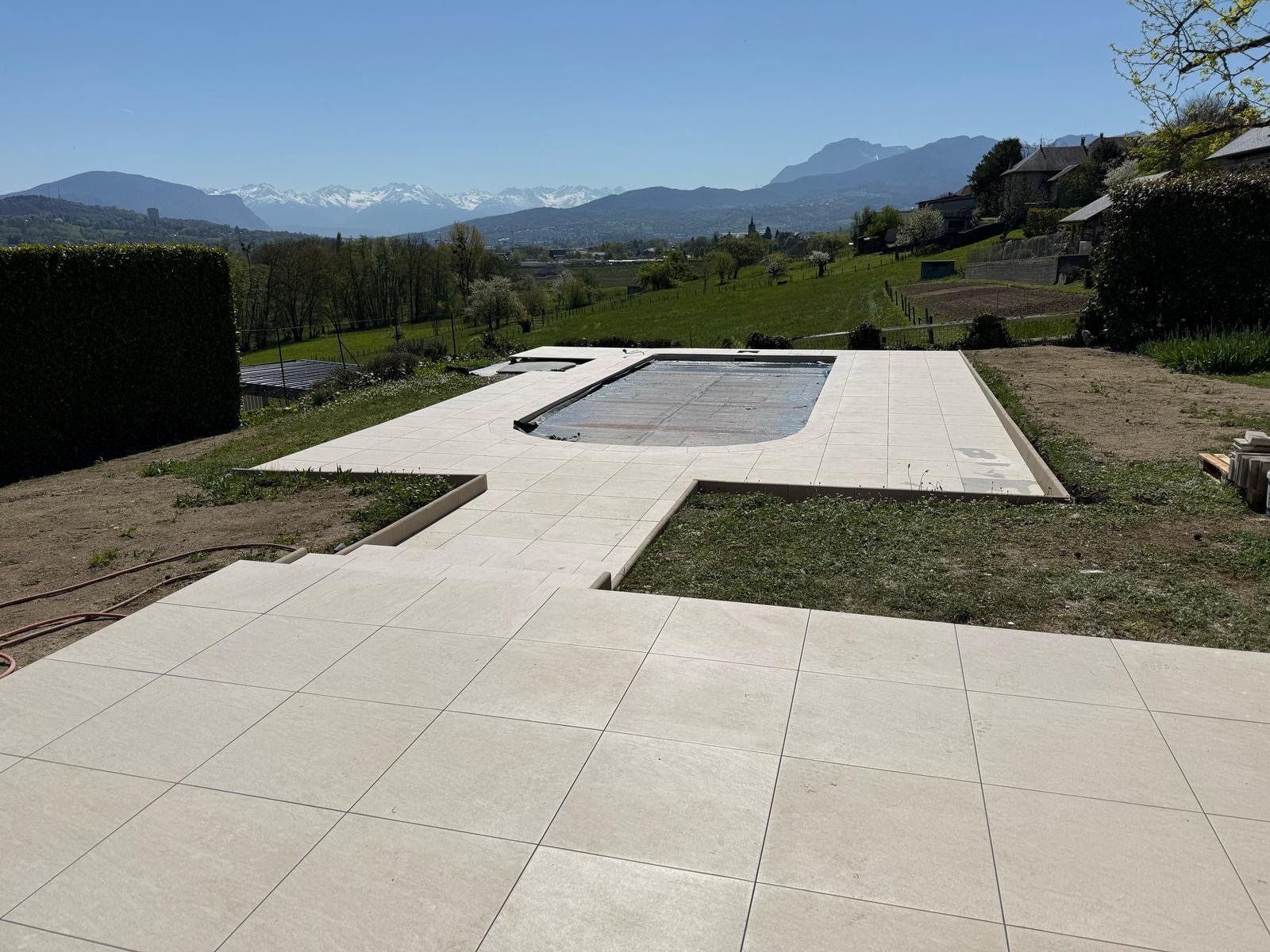 Terrasse carrelage gres beige piscine Aix-les-Bains lac du Bourget