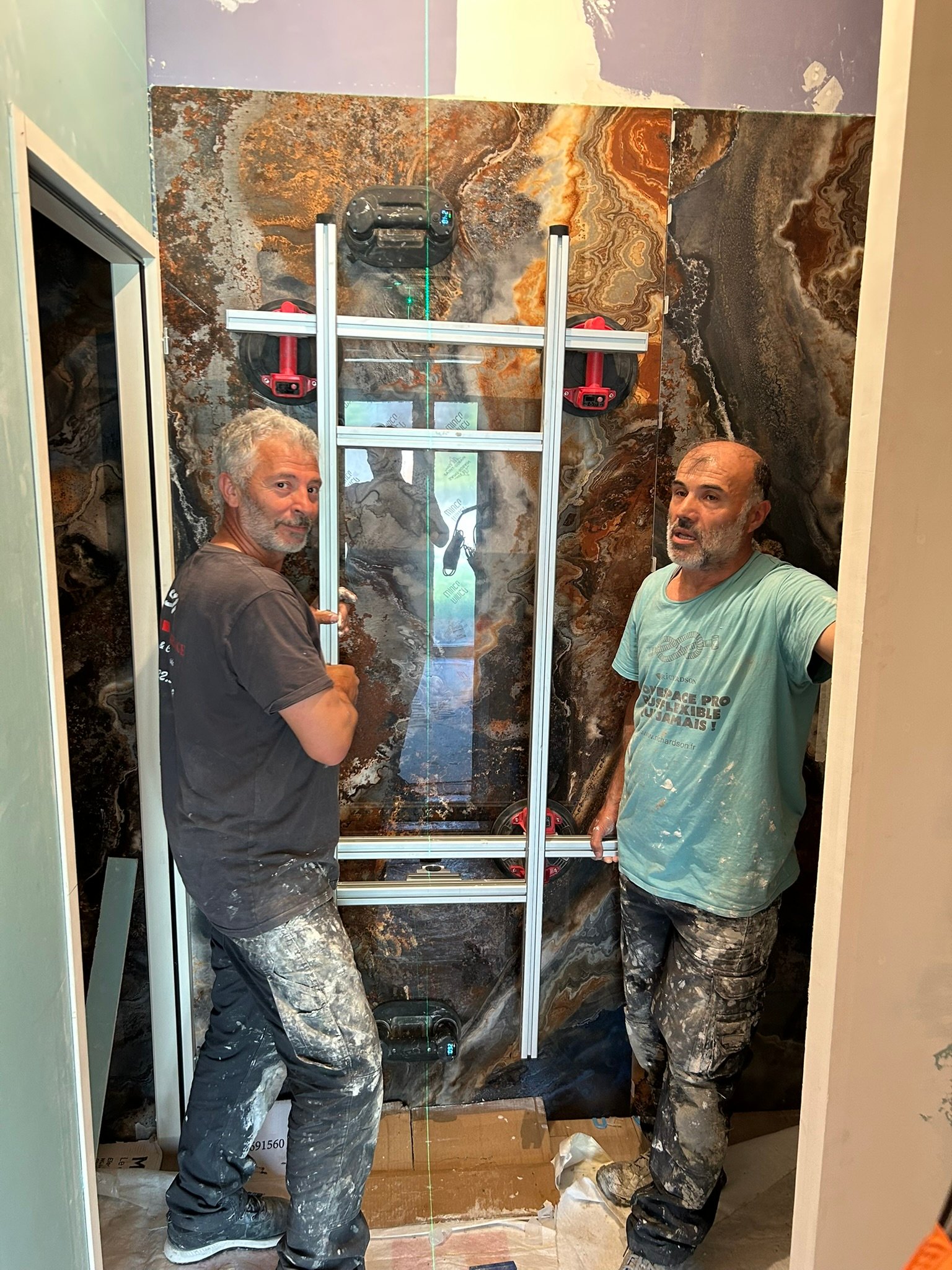 Artisan carreleur decoupe gres marbre grand format chantier Savoie