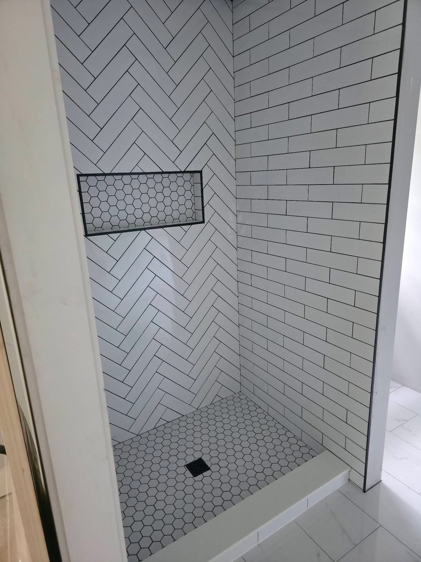 Douche italienne carrelage blanc chevron Savoie