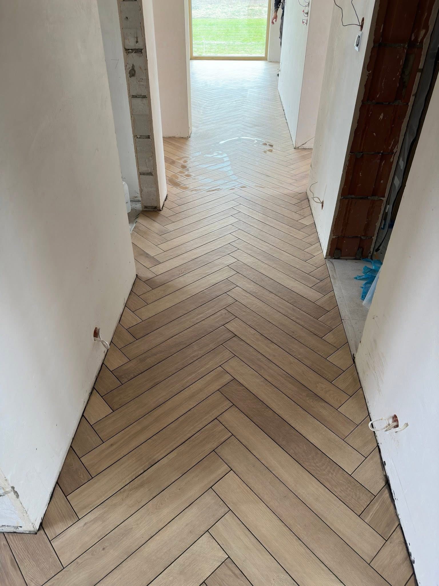 Carrelage couloir imitation parquet pose chevron Savoie Kocak