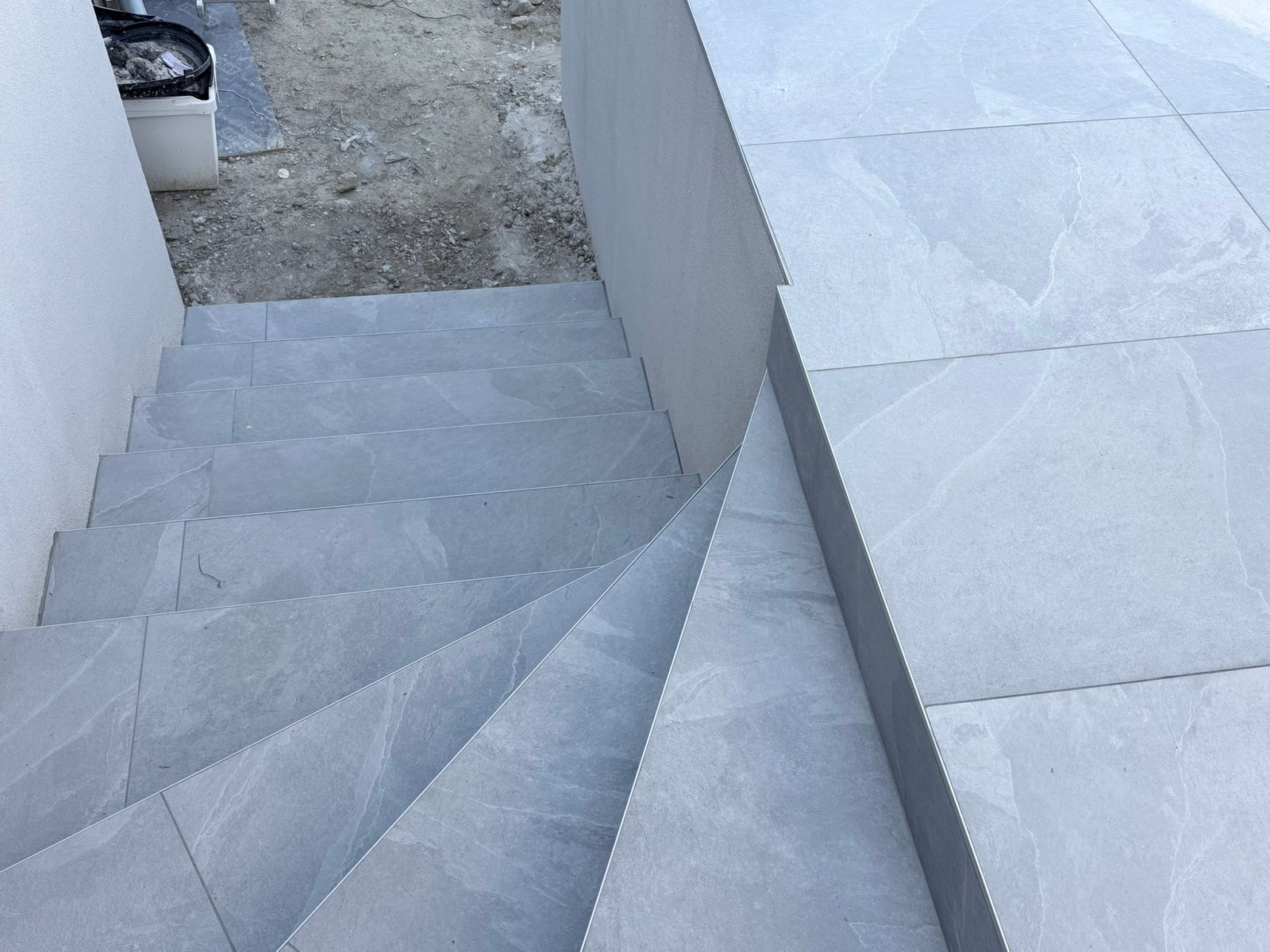 Escaliers carrelage gris pierre finition vue jardin après Kocak Aix-les-Bains