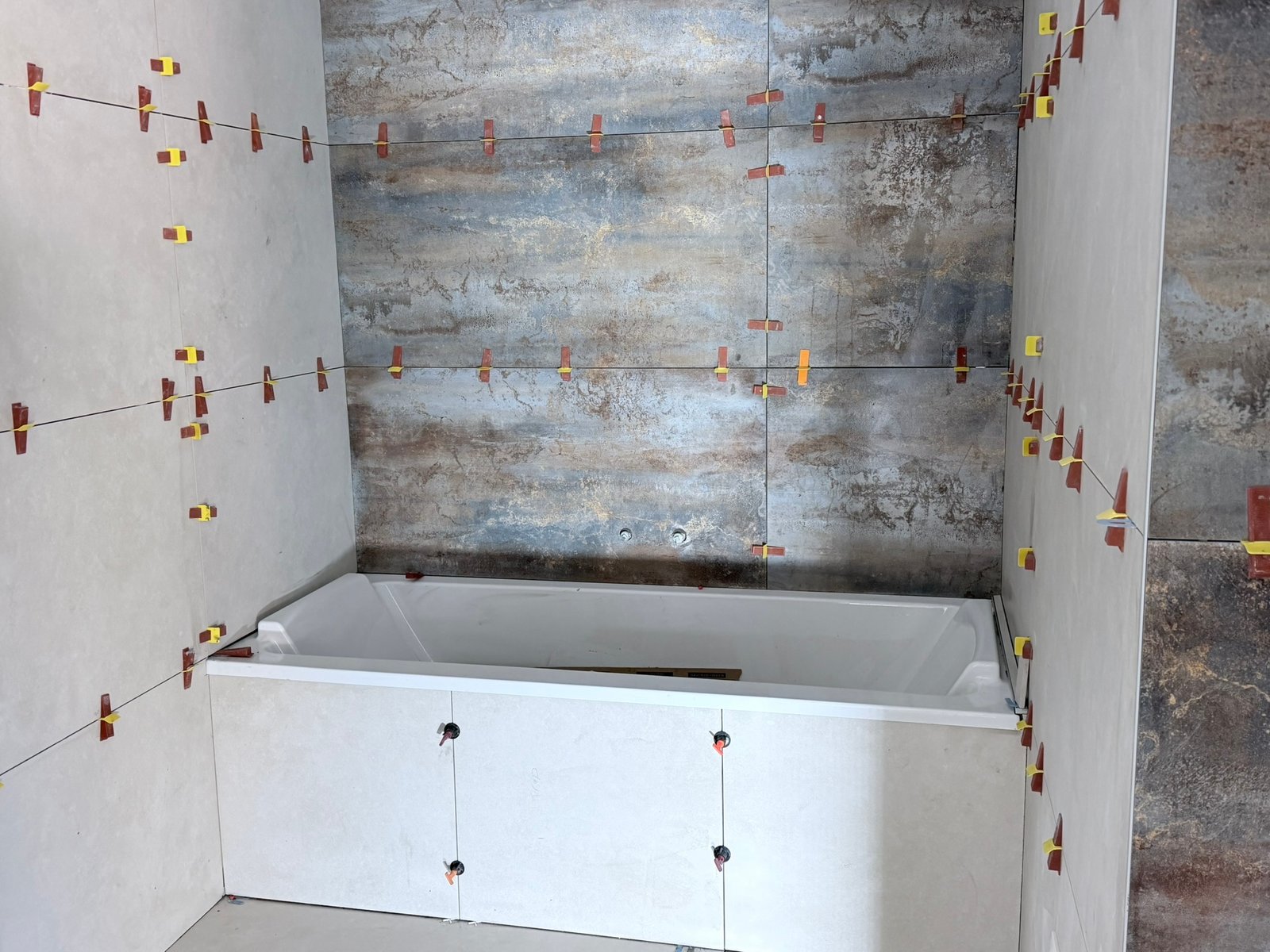 Pose carrelage effet rouille mur salle de bain en cours Kocak