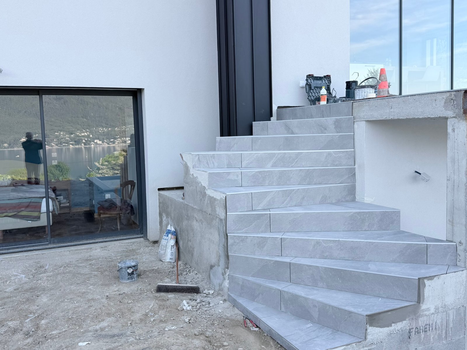 Pose carrelage escaliers extérieurs villa vue lac Bourget en cours Kocak