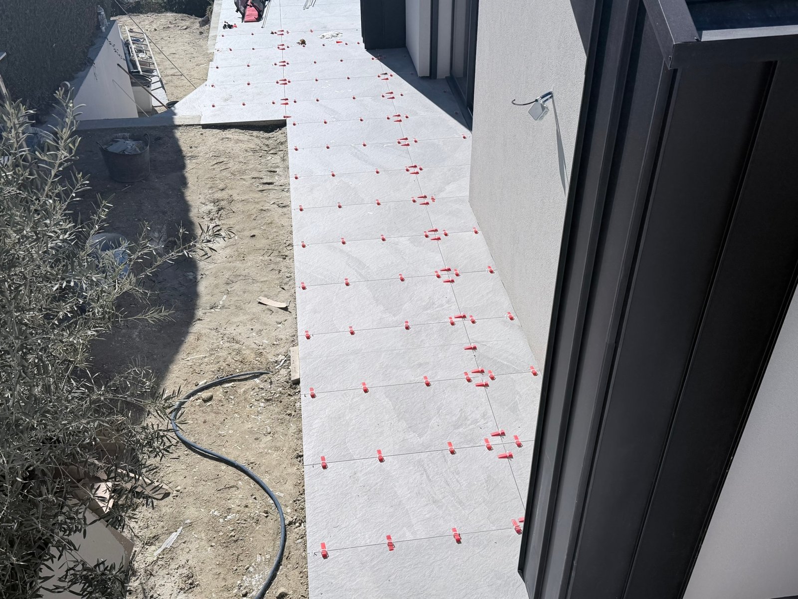 Pose carrelage gris extérieur terrasse en cours Kocak Chambéry