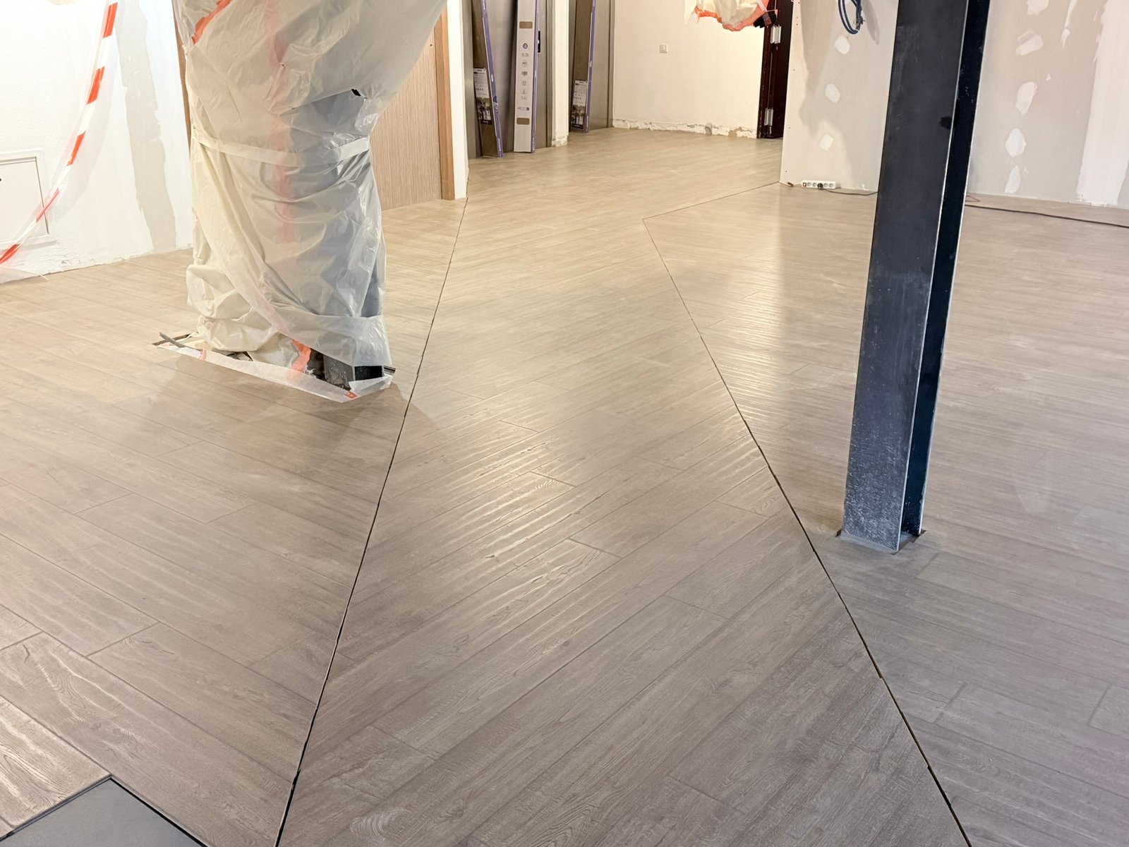 Pose parquet stratifié chêne hôtel Chambéry Kocak en cours