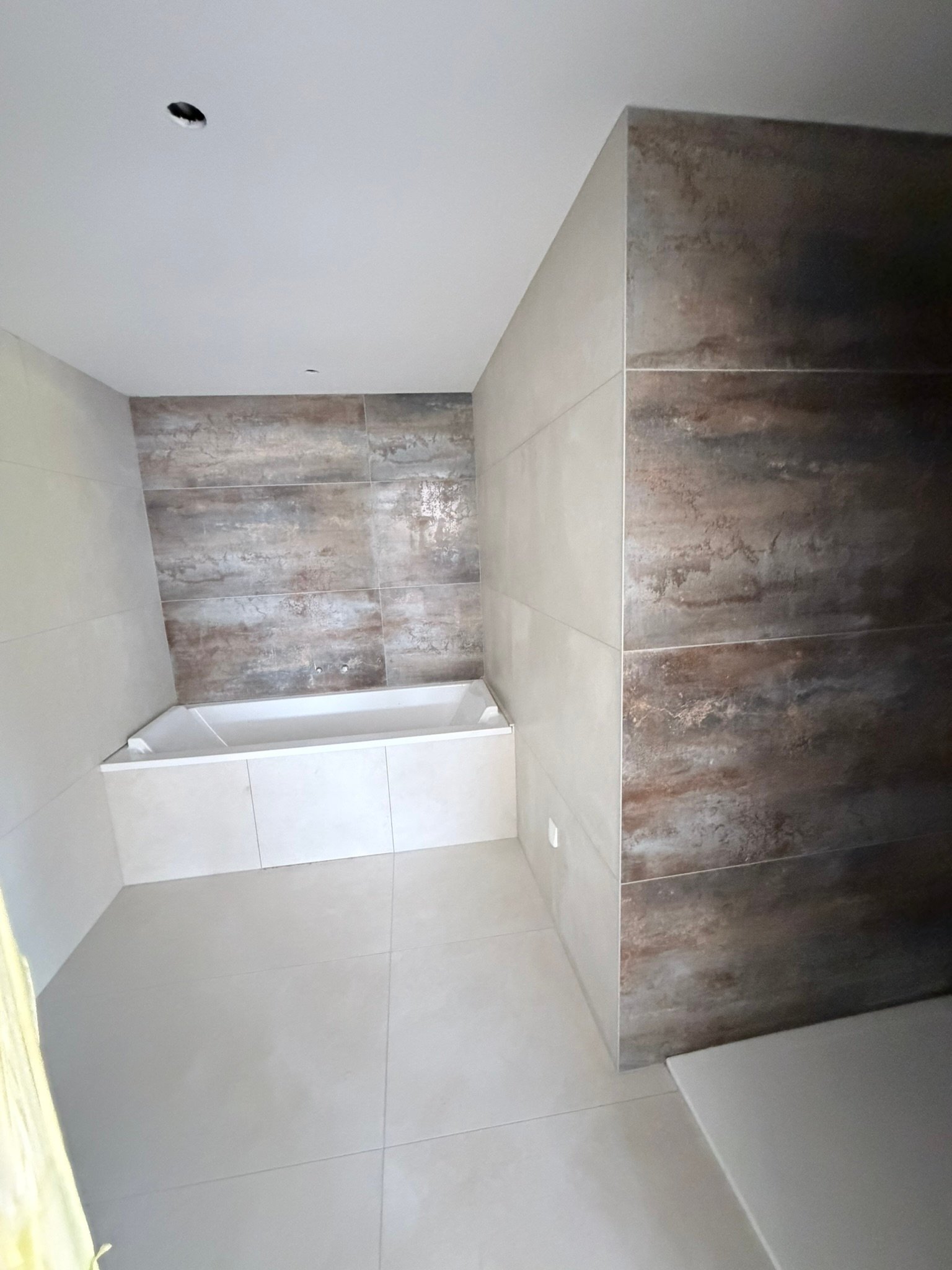 Salle de bain rénovée carrelage béton effet rouille après finition Kocak