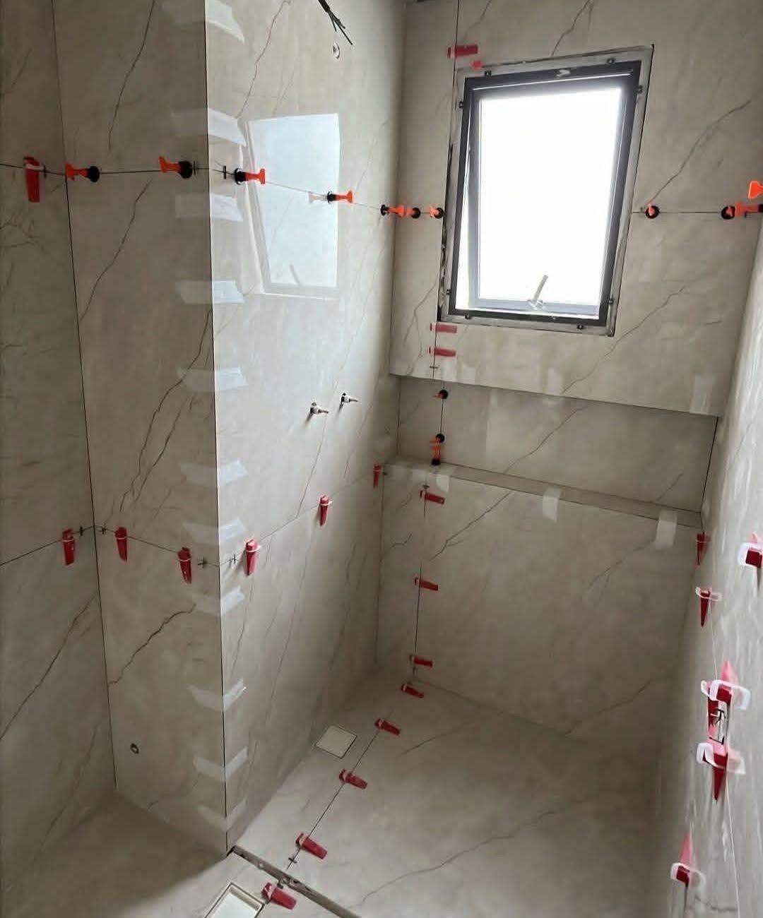 Salle de bain faience marbre beige veine grand format velux Savoie Kocak