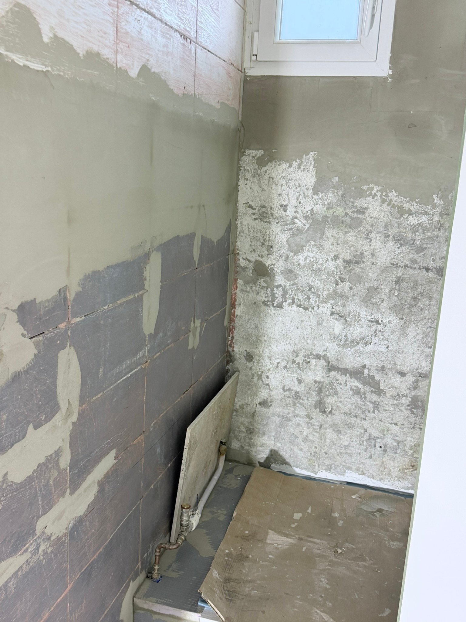 Salle de bain avant rénovation ancien carrelage déposé murs abimés Kocak Cognin