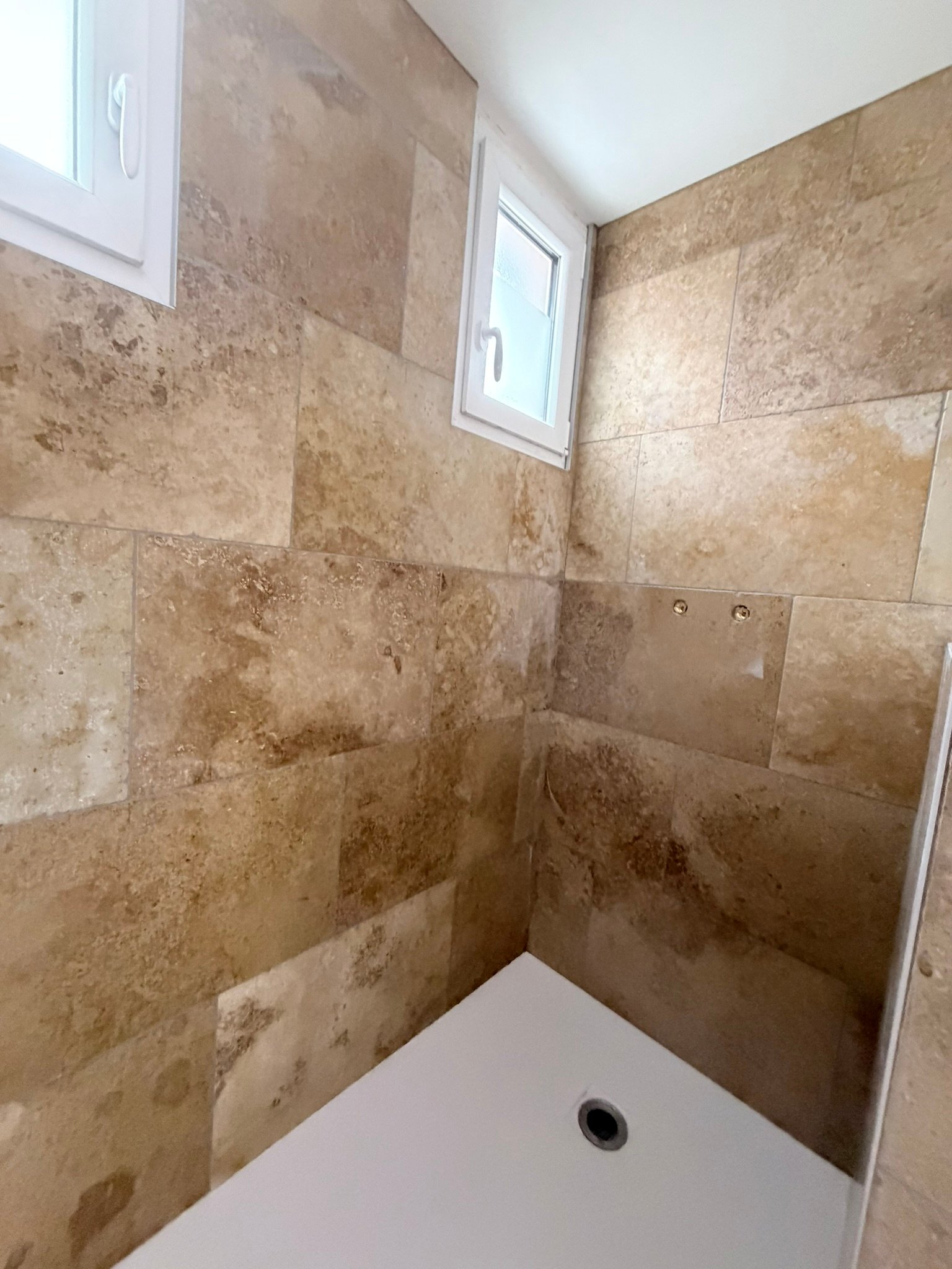 Salle de bain travertin beige douche italienne après rénovation Kocak Cognin