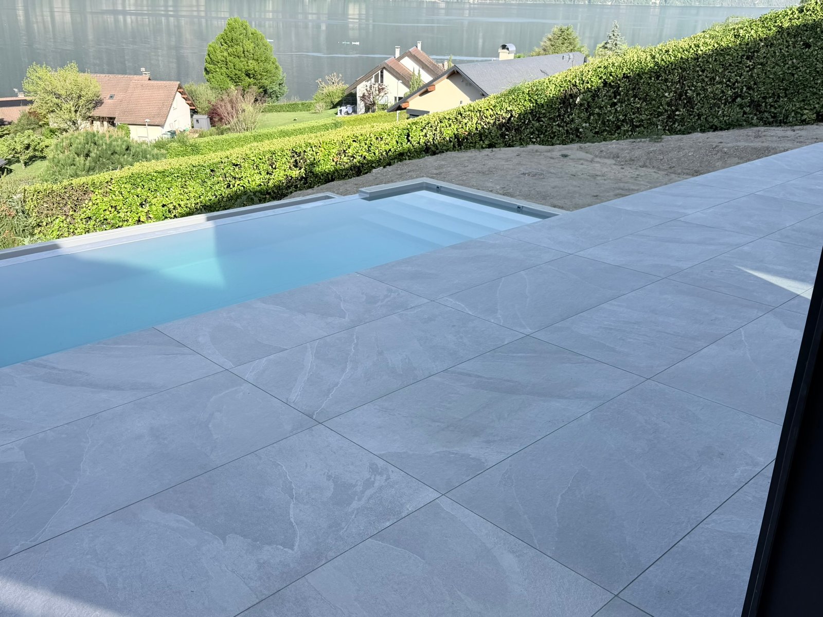 Terrasse carrelage grand format après rénovation vue lac Bourget Savoie Kocak