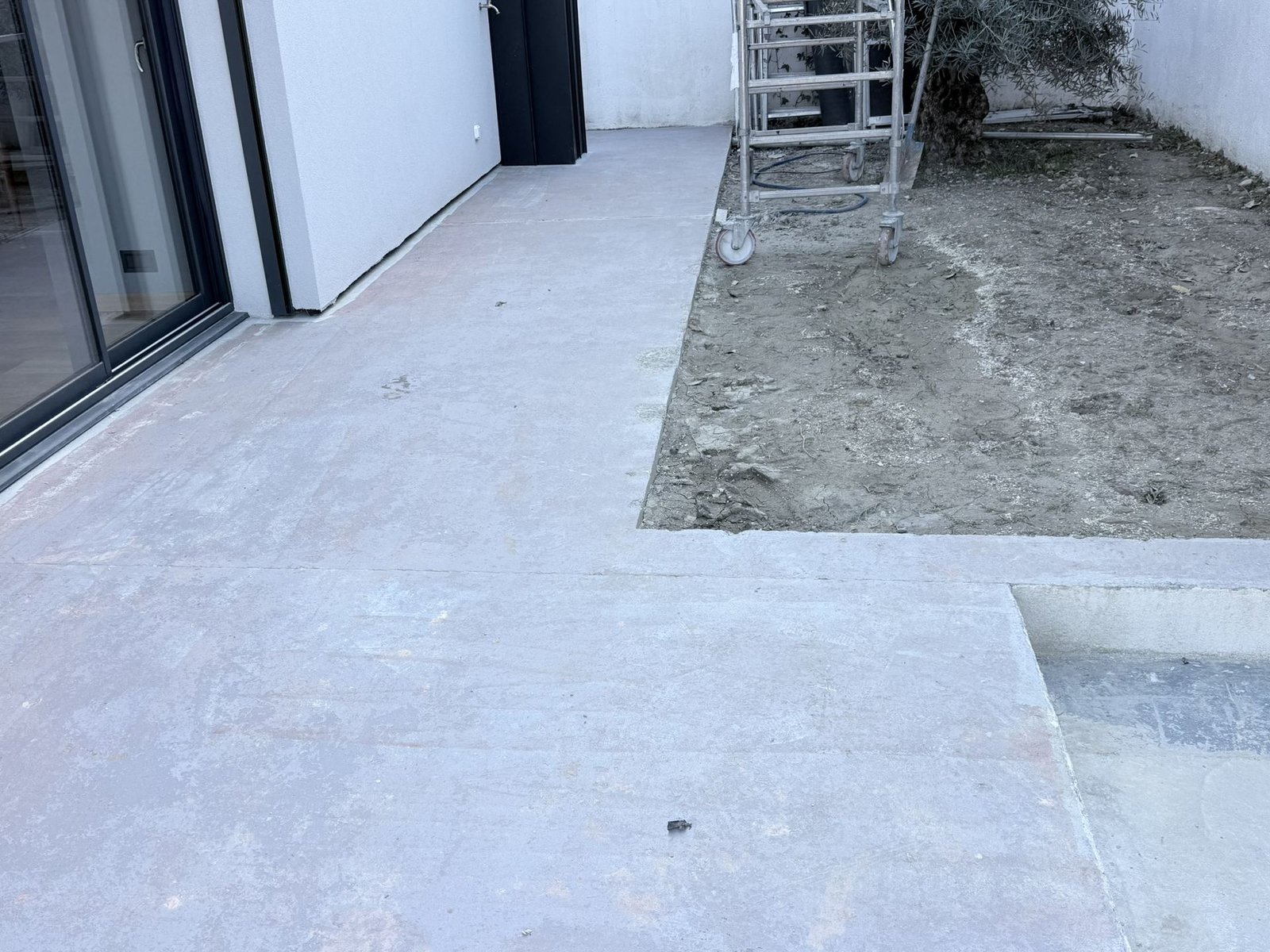 Terrasse exterieure carrelage gris grand format apres pose Savoie Kocak