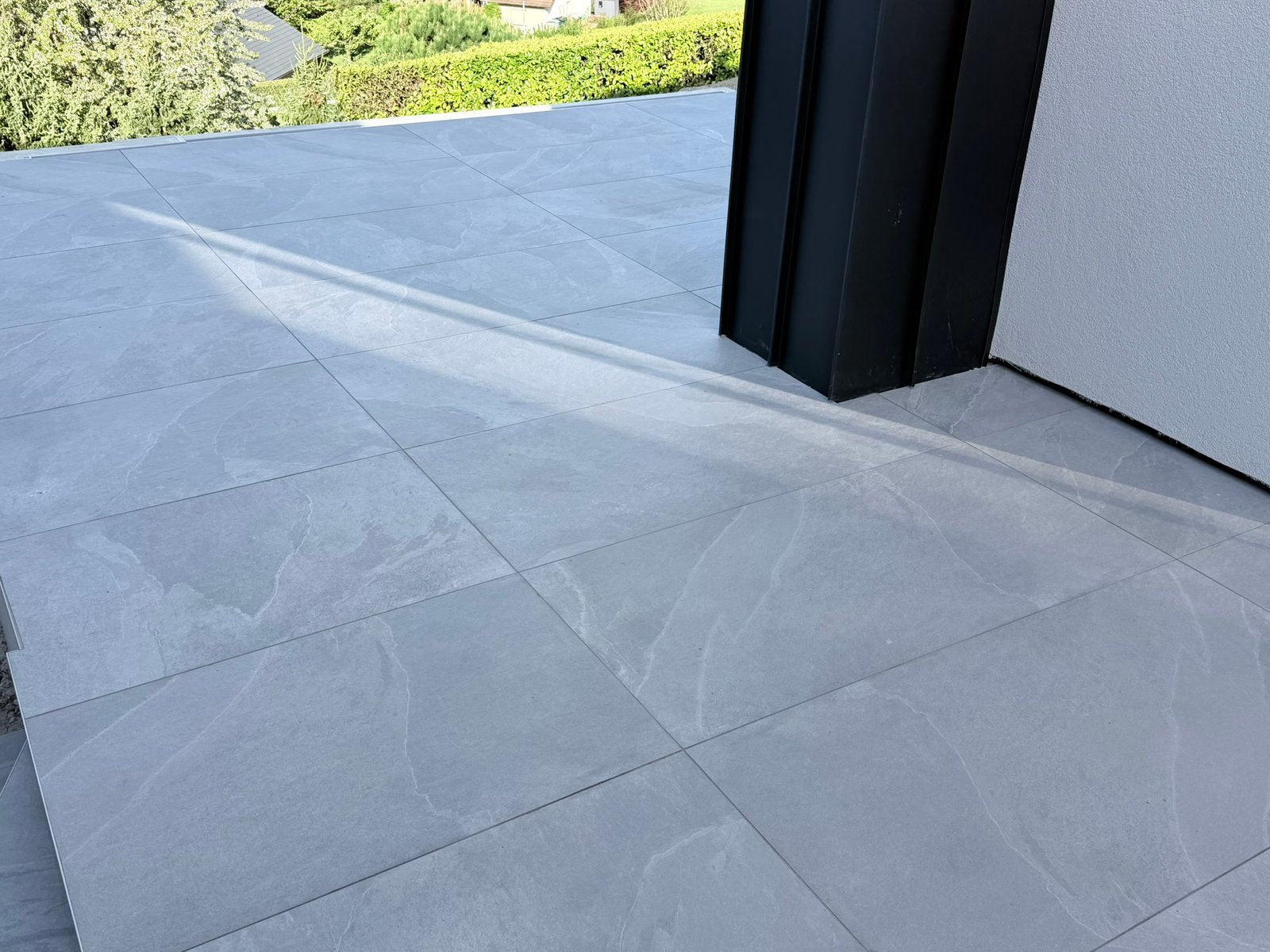 Terrasse carrelage gris 60x120 après finition maison contemporaine Kocak