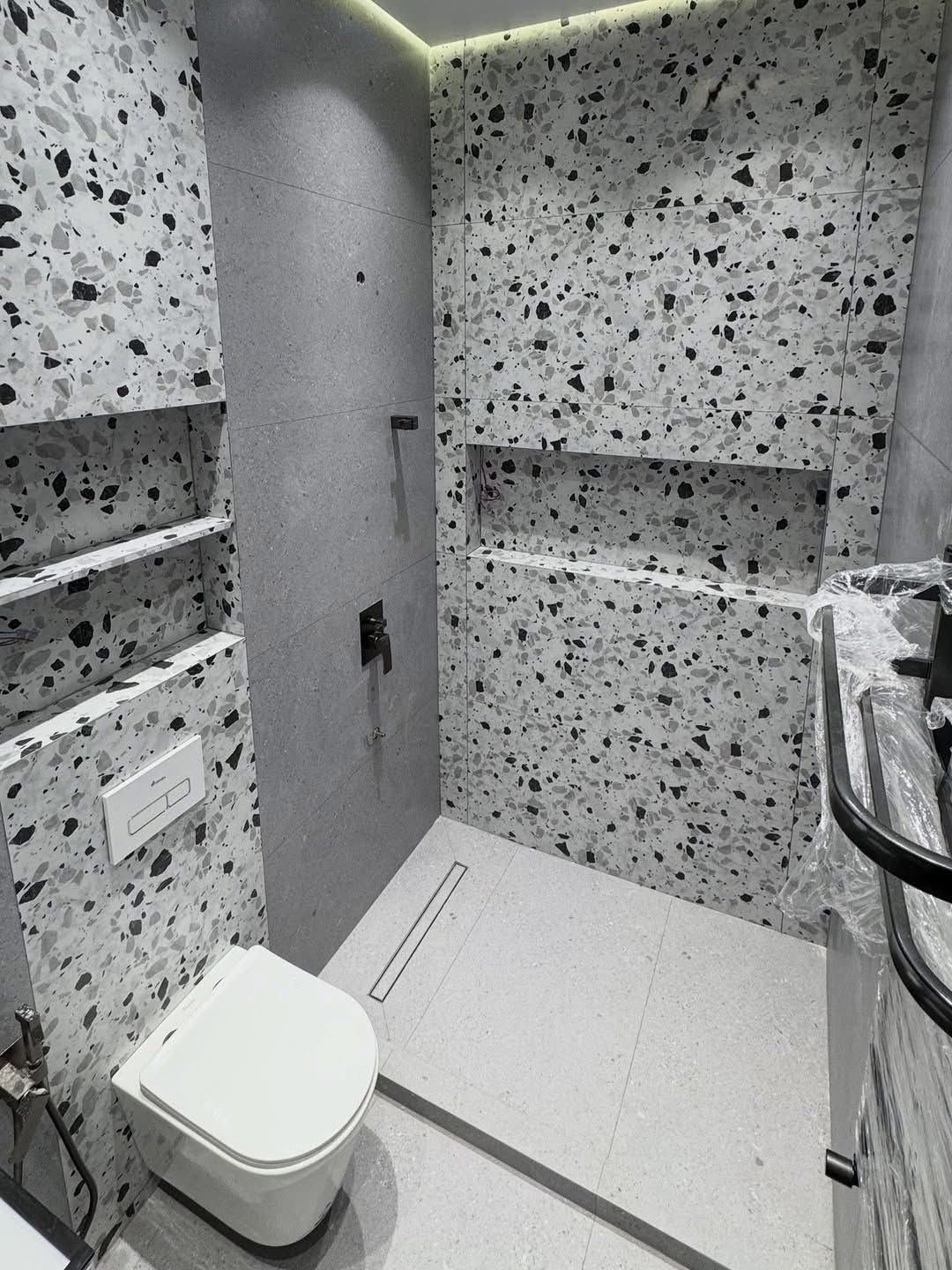 WC salle de bain terrazzo blanc mouchete noir niches encastrees moderne Kocak