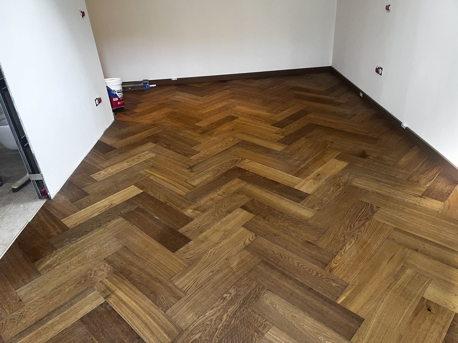 Parquet chêne posé en bâtons rompus dans une pièce en Savoie