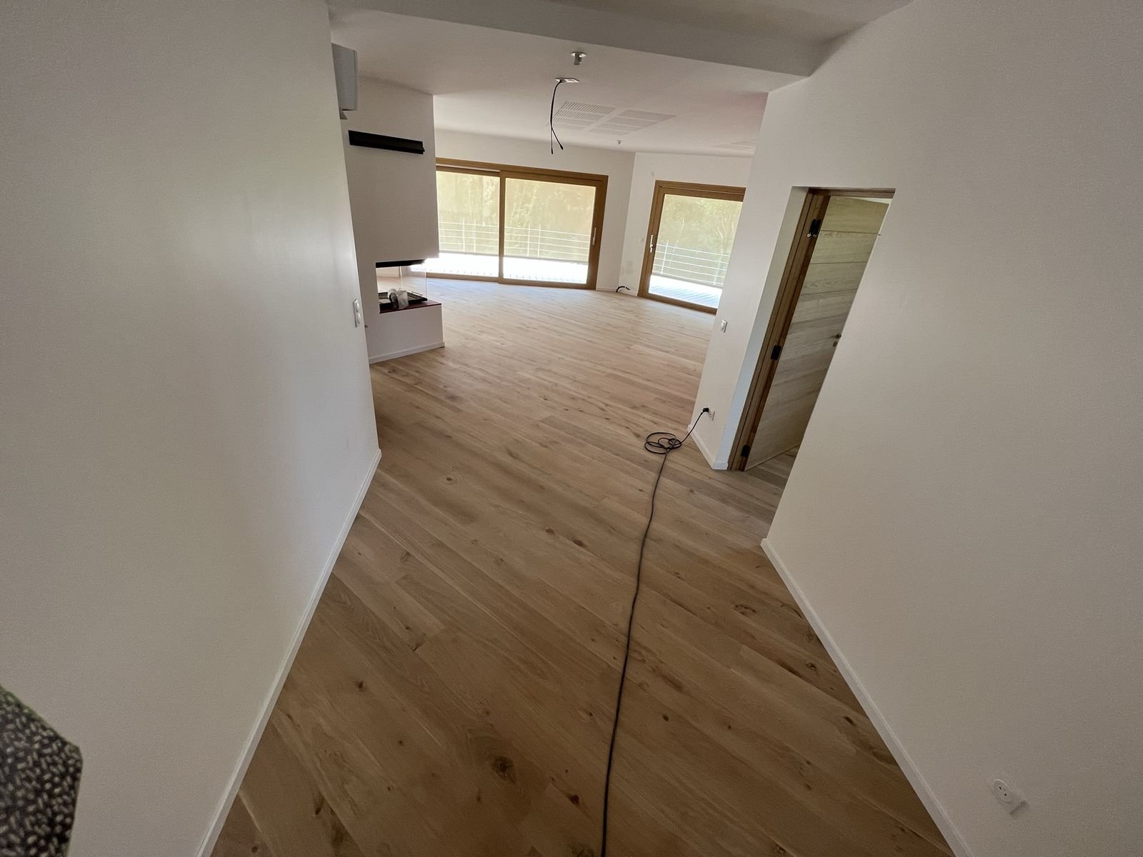 Pose parquet chêne clair entrée et salon maison neuve Savoie